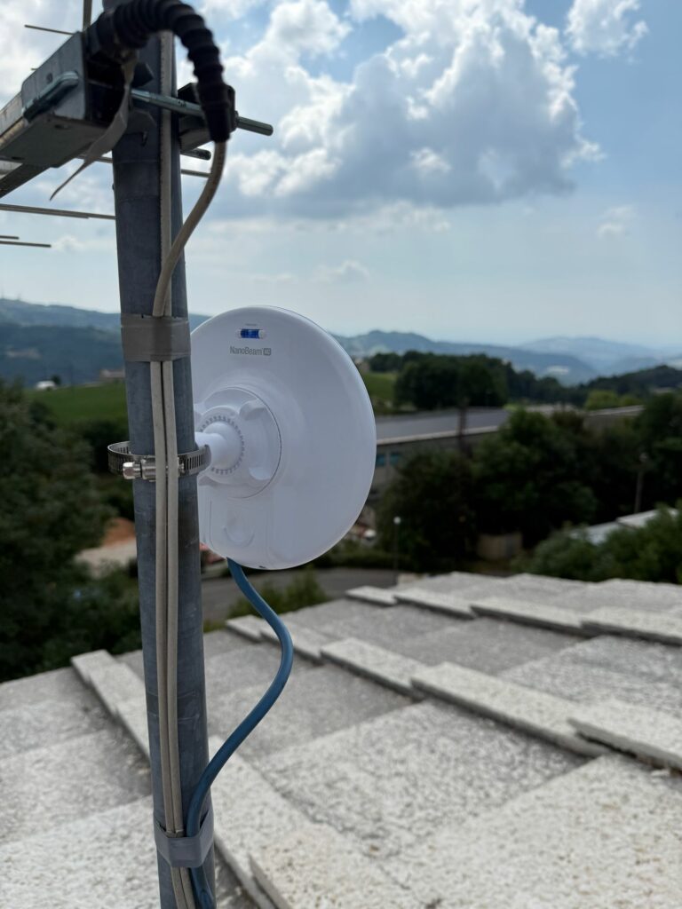 -ponte-radio-nanobeam-lessinia Installazione ponte radio Ubiquiti NanoBeam per collegamento wireless su tetto in Lessinia