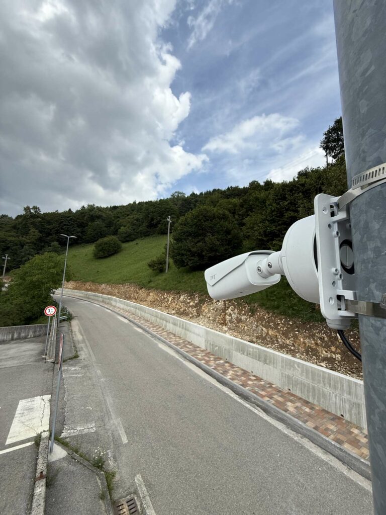 telecamera-tvt-sorveglianza-strada-lessinia Telecamera di videosorveglianza TVT bullet installata su palo stradale in Lessinia