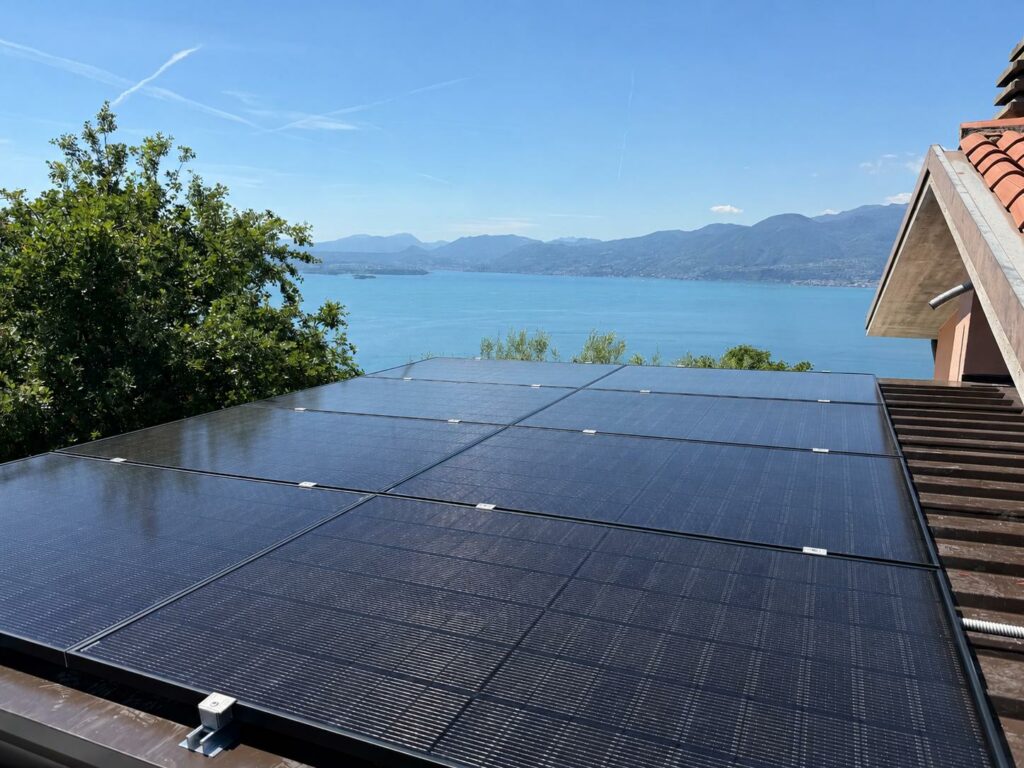 impianto-fotovoltaico-lago-di-garda Installazione impianto fotovoltaico su tetto con vista sul Lago di Garda – provincia di Verona